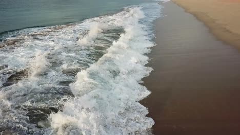 Breaking-waves-on-Los-Cabos-beach,-Mexico