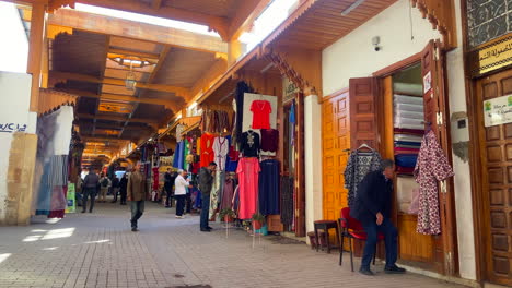 Niedriger-Winkel-Marokkanischer-Einheimischer,-Die-Im-Souk-Der-Medina-Von-Rabat-Spazieren