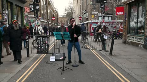 Singing-within-Brick-Lane,-London,-United-Kingdom