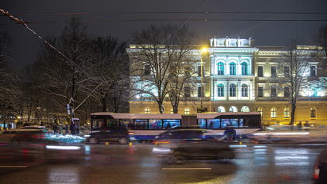 Zeitraffer-Beleuchtete-Straße-Und-Busbahnhof-Bei-Nacht,-Riga,-Lettland
