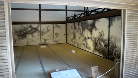 Blick-In-Den-Mittleren-Raum-Des-Ryoanji-Tempels-Mit-Aufwendigen-Illustrationen-Fliegender-Drachen-Auf-Schiebetüren