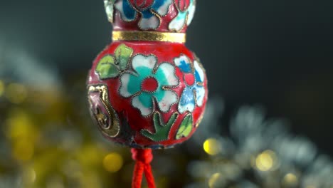 Verträumtes-Chinesisches-Neujahrssymbol-Ornament,-Orientalische-Dekoration,-Traditionelle-Rote-Hängende-Laternenkugel,-Farbenfrohe-Und-Leuchtende-Schärfentiefe,-Sanfte-Nahaufnahme,-Filmischer-Schwenk,-Linke-Aufnahme,-4K-Video