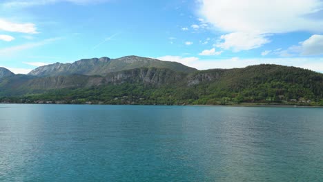 Lake-Annecy-Has-majestic-Views-of-the-Nearby-Mountains