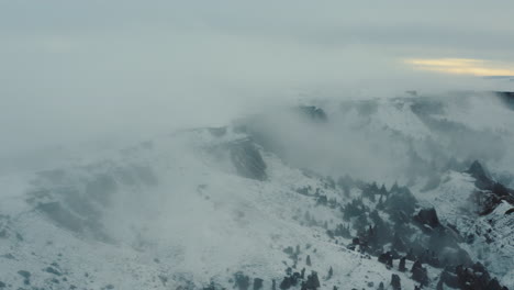 In-Kappadokien-Fiel-Schnee,-Gefolgt-Von-Nebel-Und-Zeitraffer-Drohnenaufnahmen