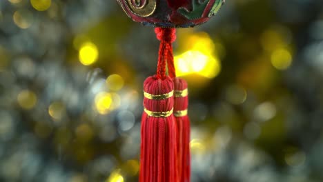 Verträumtes-Chinesisches-Neujahrssymbol-Ornament,-Orientalische-Dekoration,-Traditionelle-Rote-Hängende-Laternenkugel,-Farbenfrohe-Und-Leuchtende-Schärfentiefe,-Sanftes,-Filmisches-4K-Video-Mit-Neigung-Nach-Oben