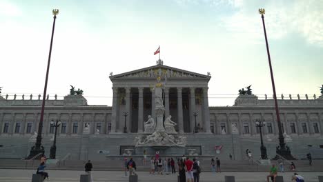 Los-Turistas-Se-Reúnen-Alrededor-Del-Parlamento-Austriaco.