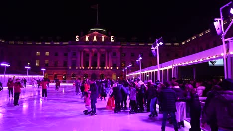 Kids-out-to-Skate-in-Somerset-House-before-Christmas,-London,-United-Kingdom