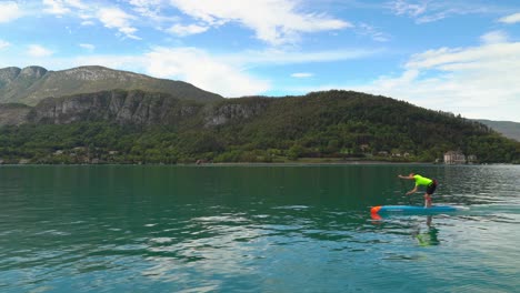 Zwei-Junge-Franzosen-Schwimmen-Auf-Dem-Standup-Paddleboard-über-Den-See-Von-Annecy