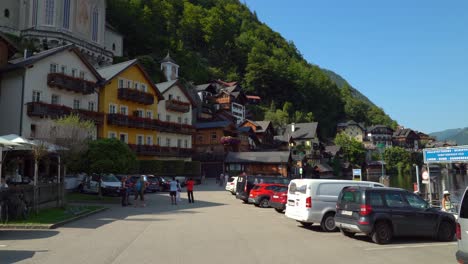Touristen-Laufen-Um-Den-Parkplatz-Im-Dorf-Hallstatt-Herum