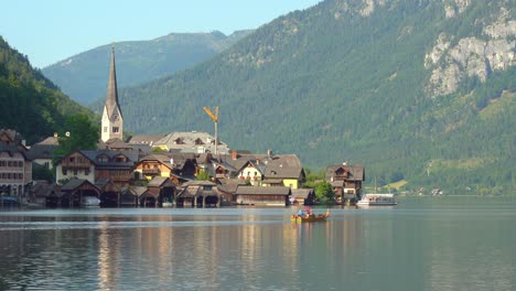 Gondola-Sails-on-the-Lake-in-Hallstatt-on-a-Sunny-Day