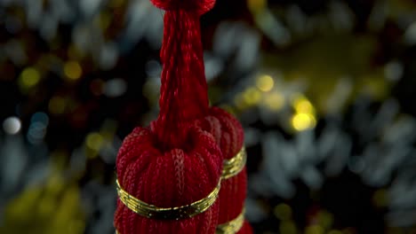 Chinesische-Neujahrssymbolverzierung,-Orientalische-Dekoration,-Traditionelle-Rote-Hängende-Laternenkugel,-Farbenfrohe-Und-Leuchtende-Schärfentiefe,-Makrokinematisches-4K-Video-Mit-Neigung-Nach-Oben