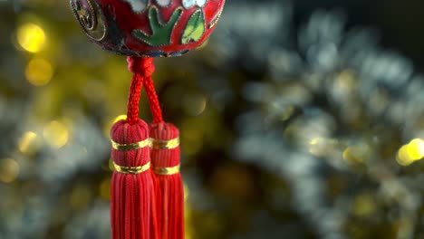 Chinesisches-Neujahrssymbol-Ornament,-Orientalische-Dekoration,-Traditionelle-Rote-Hängende-Laternenkugel,-Farbenfrohe-Und-Leuchtende-Schärfentiefe,-Sanfte,-Filmische-Nahaufnahme,-4K-Video
