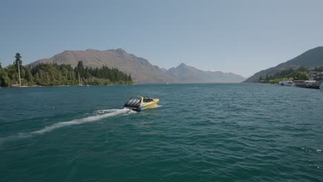 Slow-Motion-Of-Shotover-Jet-Boat-Cruising-Across-Wakatipu-Lake-In-Queenstown,-New-Zealand