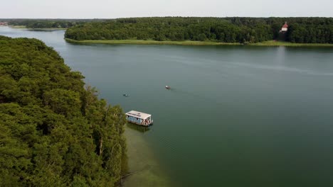 Varios-Barcos-Navegando-Por-Un-Gran-Lago-Natural-En-Brandeburgo,-Alemania