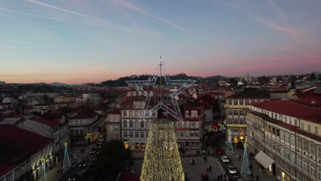 Christmas-tree,-city-Aerial-View