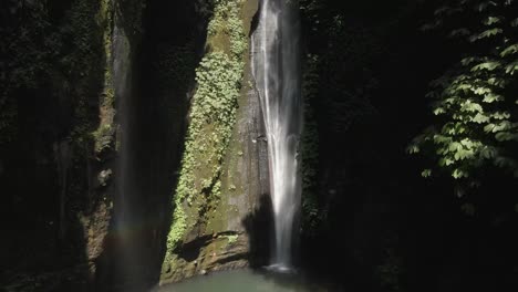 Impresionantemente-Hermosa-Cascada-De-Sekumpul-En-El-Profundo-Abismo-De-La-Jungla-En-Bali