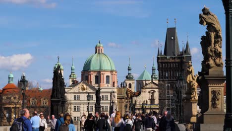 Touristen-überqueren-Die-Karlsbrücke-In-Prag,-Tschechische-Republik