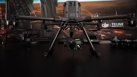 DJI-M350-Drohne-Mit-H20N-Kamera-Auf-Schwarzem,-Mattem-Innentisch