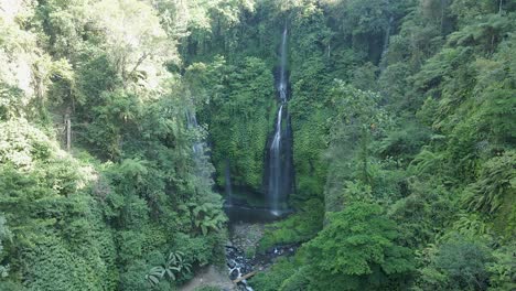 Varias-Cascadas-Tenues-Desembocan-En-Una-Gruta-De-Roca,-Cataratas-Sekumpul,-Bali.