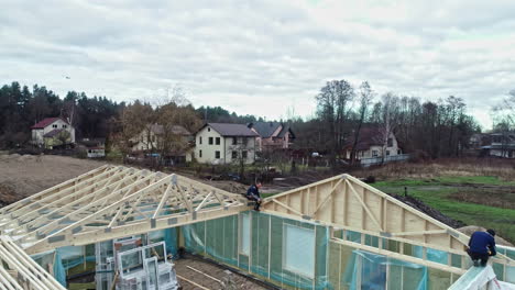 Menschen-Arbeiten-Am-Rahmen-Des-Holzhausbaus-In-Riga,-Lettland