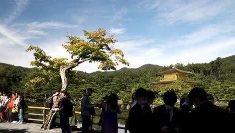 Gruppe-Japanischer-Schulkinder,-Die-Bei-Einem-Schulbesuch-In-Der-Nähe-Des-Kinkakuji-Tempels-In-Kyoto-Stehen