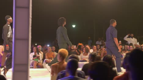 Schwarzafrikanisches-Model,-Männlicher-Mann,-Der-Während-Der-Modewoche-Auf-Der-Bühne-Läuft