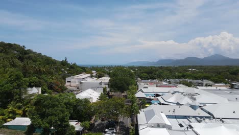 Blick-über-Die-Australische-Stadt-Port-Douglas-Mit-Blick-Auf-Die-Stadt-Cairns-In-Der-Ferne
