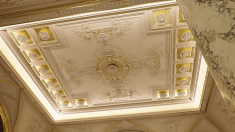 Enthüllung-Der-Majestätischen-Dekorativen-Decke-Mit-Goldenem-Ornament-Im-Ballsaal-Der-Villa