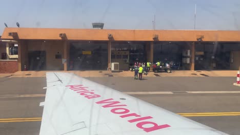 África-Mundo-Compañía-Aérea-Avión-Boeing-De-Bajo-Coste-Esperando-En-La-Pista-De-Aterrizaje