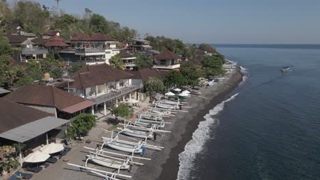 Überflug-Von-Auslegerkanus-Am-Kiesstrand-Von-Jemeluk-Auf-Bali,-Indonesien