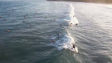Muchos-Surfistas-Surfeando-En-El-Mar-En-La-Playa-De-Samara,-Costa-Rica.