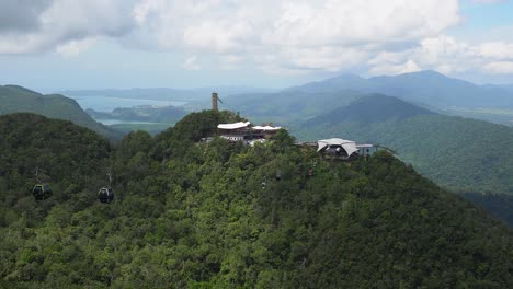 Picturesque-tourism-cable-cars-on-mountainside-of-Langkawi,-Malaysia