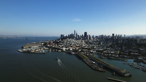 Drone-shot-overlooking-the-cityscape-of-Fisherman’s-Wharf,-in-sunny-San-Francisco