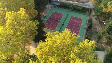 Fliegen-Auf-Dem-Tennisplatz-Während-Eines-Spiels-Drohne-Auf-Dem-Tennisplatz