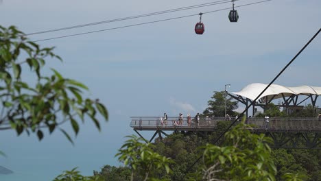 Los-Turistas-Disfrutan-De-Amplias-Vistas-Panorámicas-Sobre-El-Skybridge-De-Langkawi-Malasia