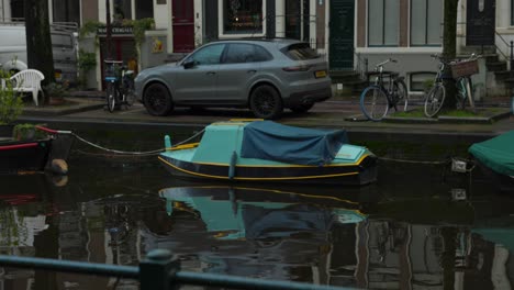 Bewölkter-Blick-Auf-Ruhiges-Kanalwasser-In-Amsterdam