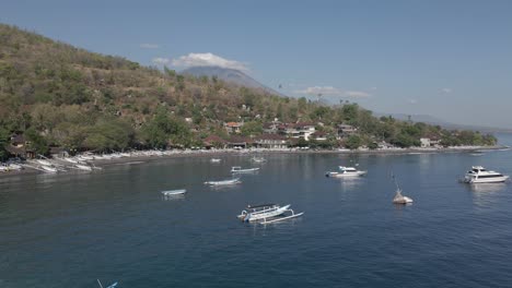 Volcán-Monte-Agung-Visto-A-Distancia-De-La-Playa-De-Jemeluk-En-Bali,-Idn