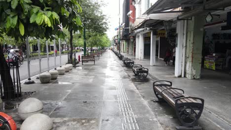 The-pedestrian-atmosphere-on-Malioboro-Street-after-the-rain-stops,-pedestrian-traffic-is-quiet
