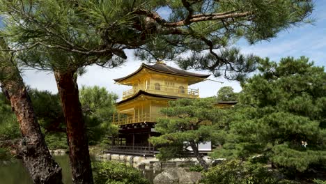 Pagoda-Del-Pabellón-Dorado-Con-Jardín-Zen-Japonés-En-Kyoto,-Japón