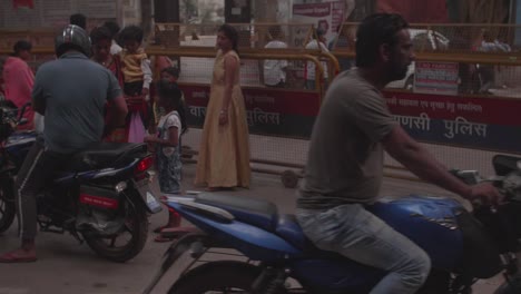 Zu-Fuß-Und-Mit-Dem-Motorrad-Versammeln-Sich-Indische-Familien