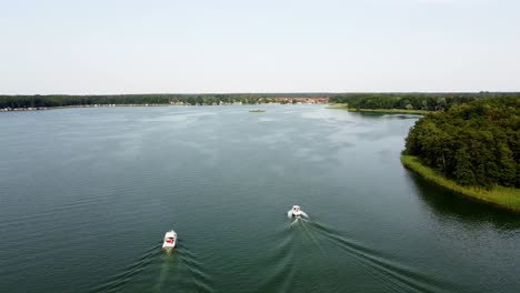 Mehrere-Motorboote-Rasen-Auf-Einem-Großen-See-In-Brandenburg,-Deutschland