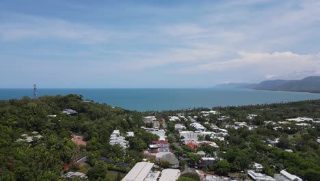 Aufschlussreicher-Drohnenblick-über-Die-Australische-Stadt-Port-Douglas-Mit-Blick-Auf-Die-Stadt-Cairns-In-Der-Ferne