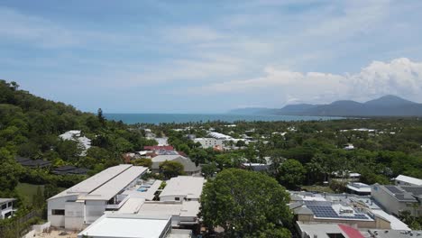 Vistas-A-La-Ciudad-Australiana-De-Port-Douglas-Mirando-Hacia-La-Ciudad-De-Cairns-En-La-Distancia