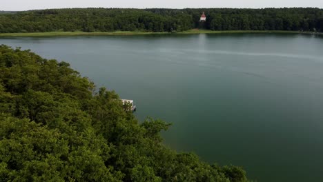Hausboot-Schwimmt-Auf-Einem-Großen-Natürlichen-See,-Umgeben-Von-Grünen-Bäumen-In-Brandenburg,-Deutschland
