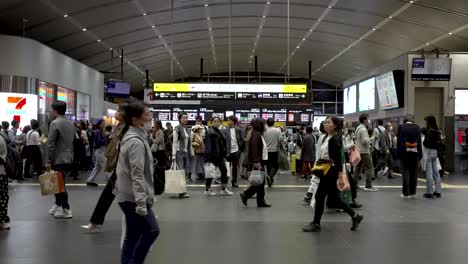 Menschenmenge-Am-Bahnsteig-Und-Verkehrsknotenpunkt-Des-Kyoto-Bahnhofs
