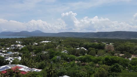 Die-Tropische-Stadt-Port-Douglas-Im-Norden-Queenslands-Und-Die-Regenwaldbedeckten-Bergketten