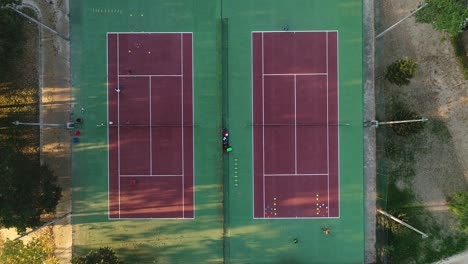 Fliegen-Auf-Dem-Tennisplatz-Während-Eines-Spiels-Drohne-Auf-Dem-Tennisplatz