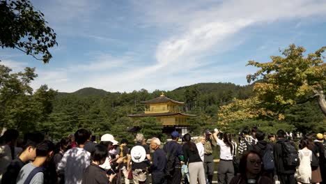 Überfüllter-Touristischer-Ort-Mit-Goldenem-Pavillon-Pagodentempel-Kyoto,-Japan