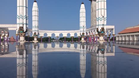 Timelapse-De-La-Gran-Mezquita-De-Java-Central-Durante-El-Sol-Ardiente,-Semarang,-Java-Central,-Indonesia