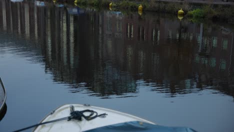 Bewölkter-Blick-Auf-Ruhiges-Kanalwasser-In-Amsterdam-Mit-Bürogebäude-Im-Hintergrund